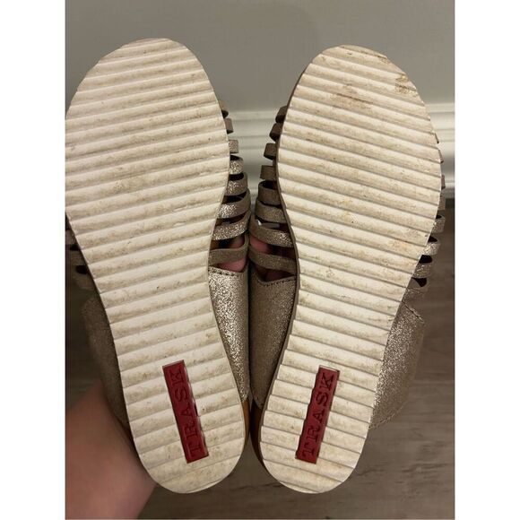 Trask Sandra Sandals sz 7 slip-on metallic gold comfy hand woven strap leather c - Picture 5 of 7